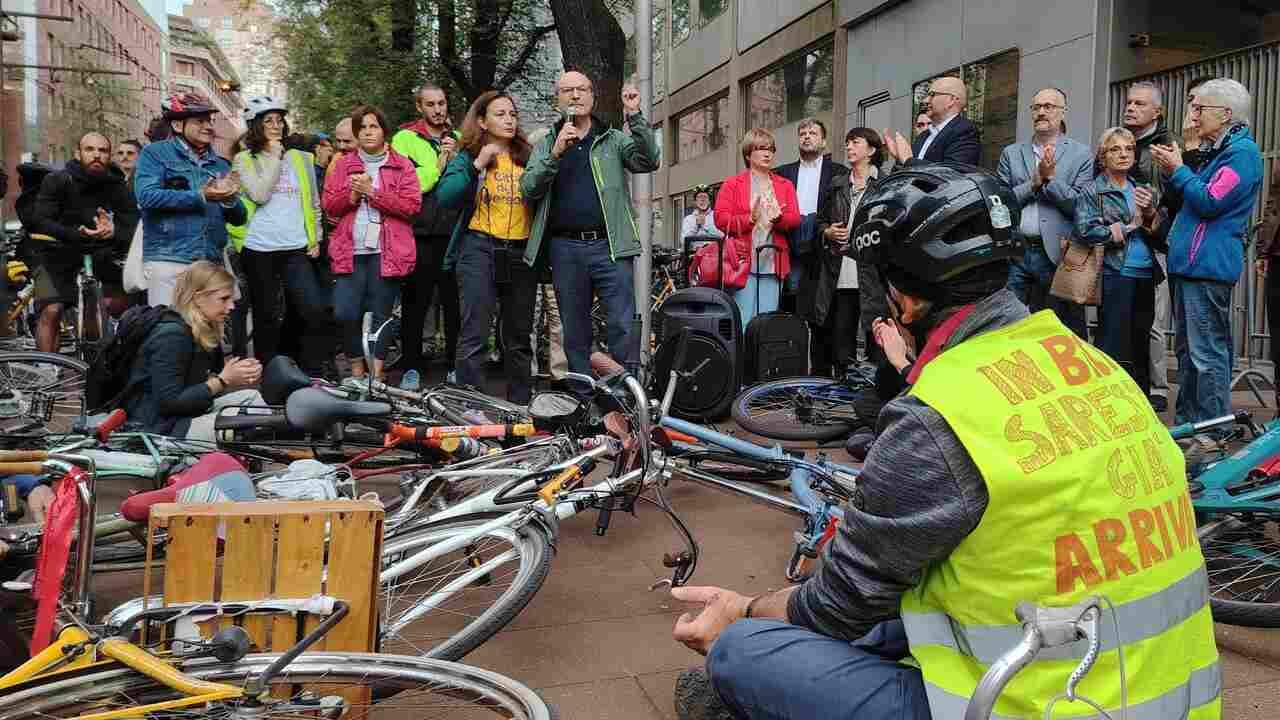 Sit-in dei ciclisti sotto al Pirellone: “Feltri dimettiti!”