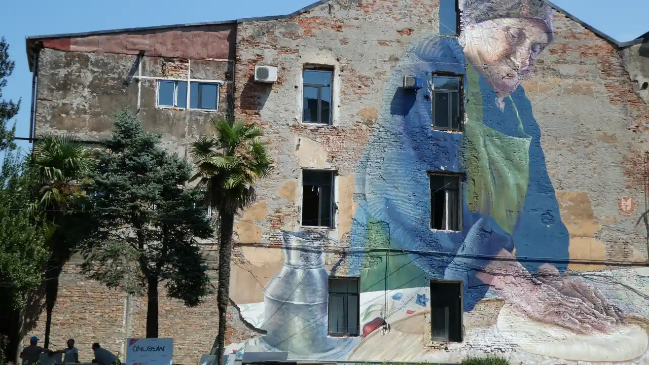Murales a Kutaisi che ritrae una donna mentre impasta il Khachapuri.