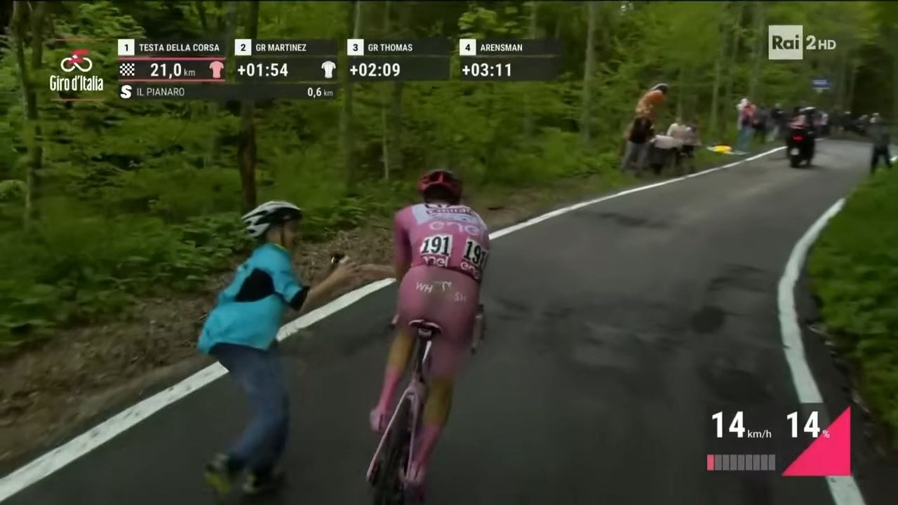 Pogačar borraccia al giro