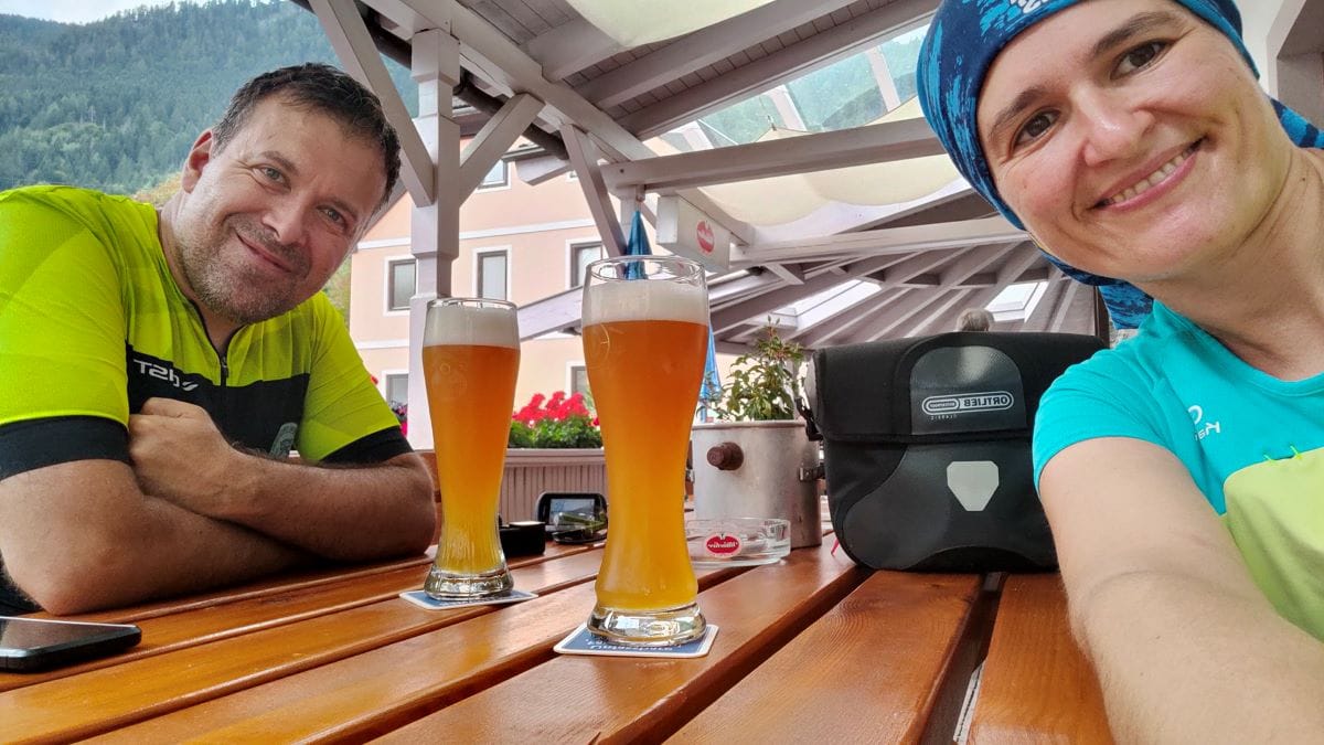 Ciclabile Drava Mirko e Pina Ritratto con birra
