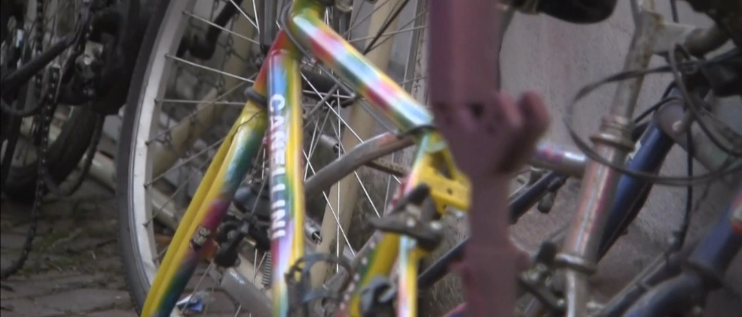 Vecchi telai di bici utilizzati da Anselmo Sanguanini per realizzare le bici speciali per persone con disabilità