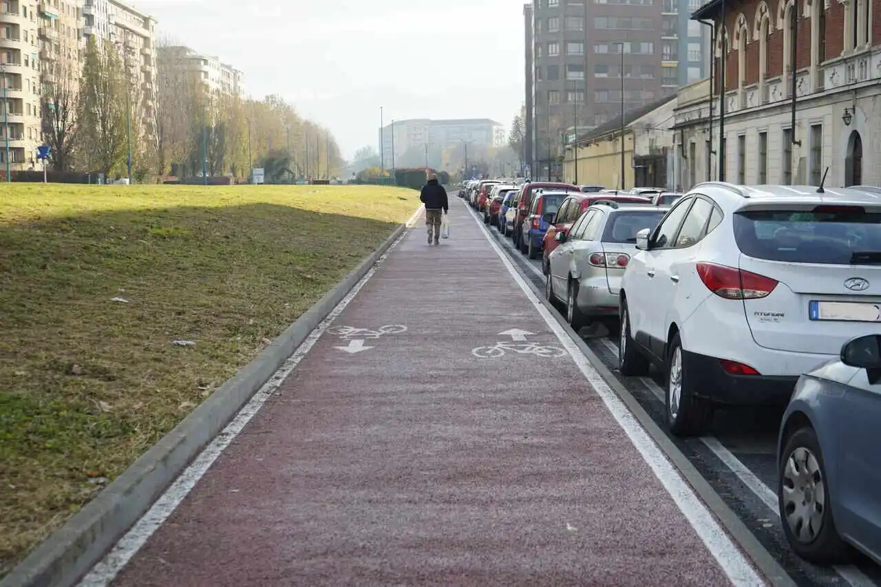Pedoni su pista a uso esclusivo ciclabile