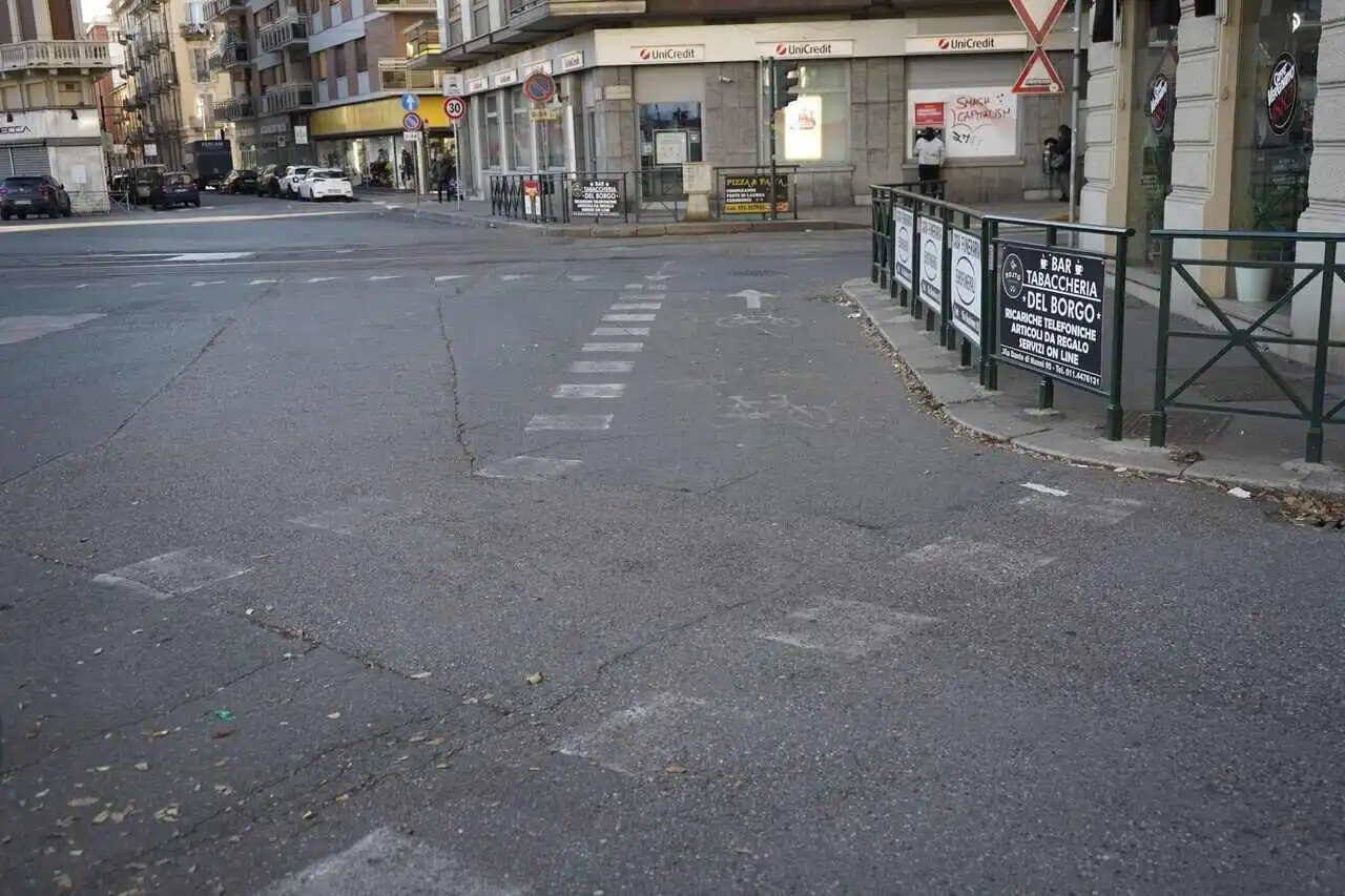 Piazza Sabotino: segnaletica a terra sbiadita, non è immediatamente chiaro dove prosegua la ciclabile
