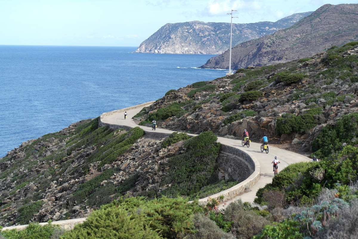 Cicloturisti pedalano in Sardegna