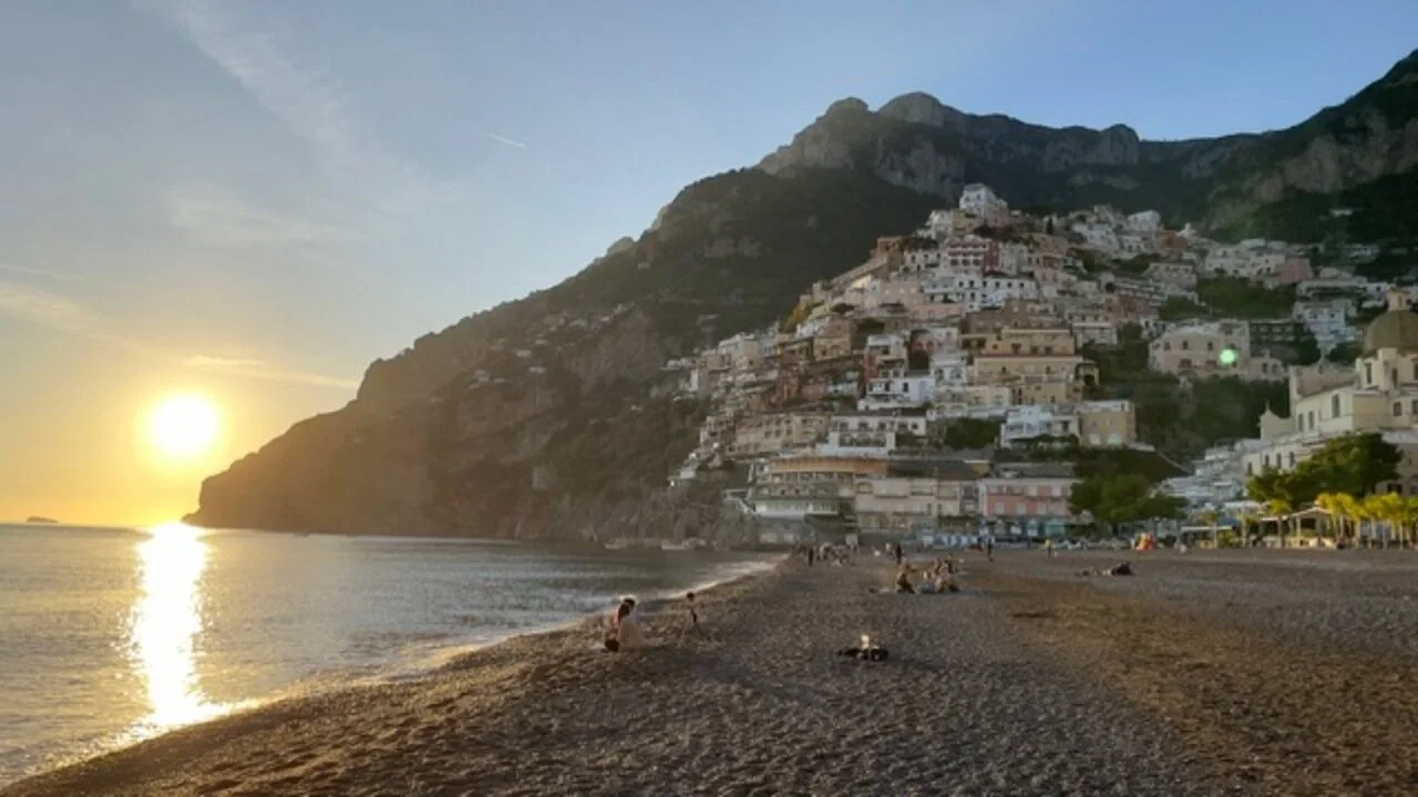Costiera Amalfitana - spiaggia di Positano - cosa vedere in Italia in bici