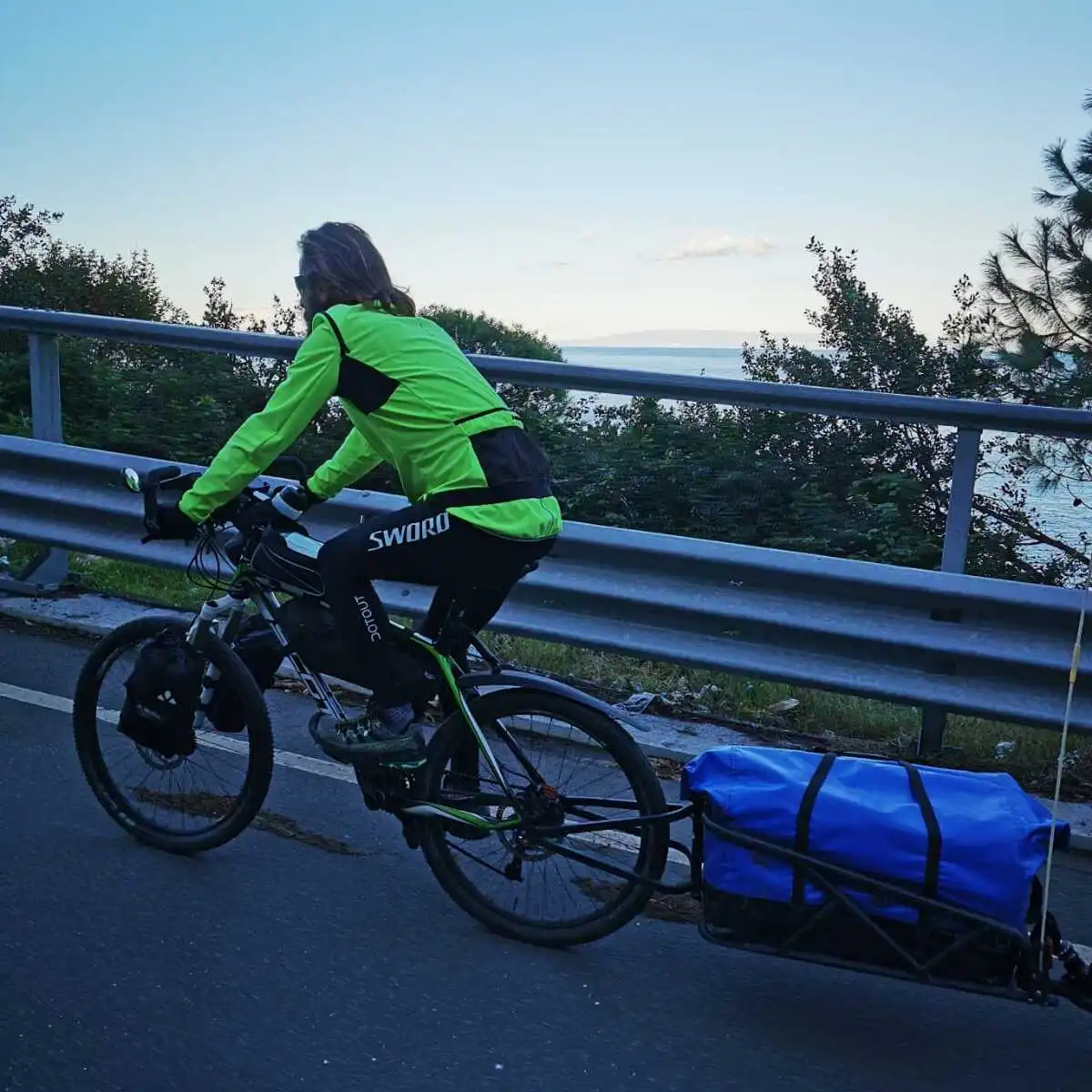 Claudio Cavallo in bici con il carrellino viaggio di un anno attraversando l'Italia