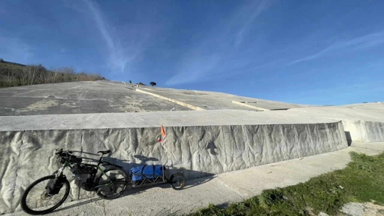 Cosa vedere in Italia in bici - Il Cretto di Burri a Gibellina
