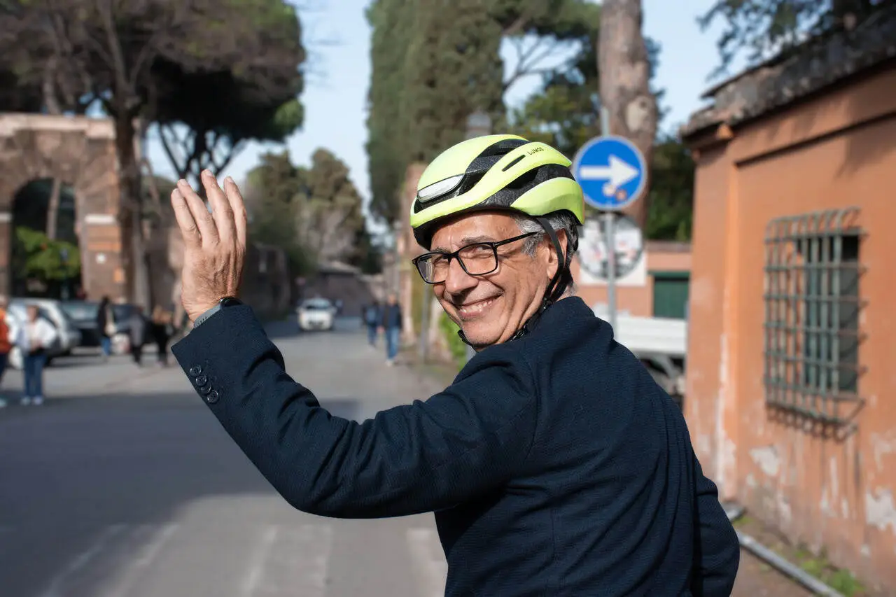 Luigi Menna saluta in bici