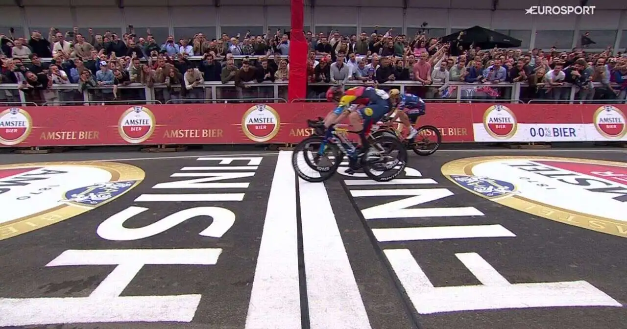 Vittoria al fotofinish per Skjelmose su Pogacar all'Amstel Gold Race 2025