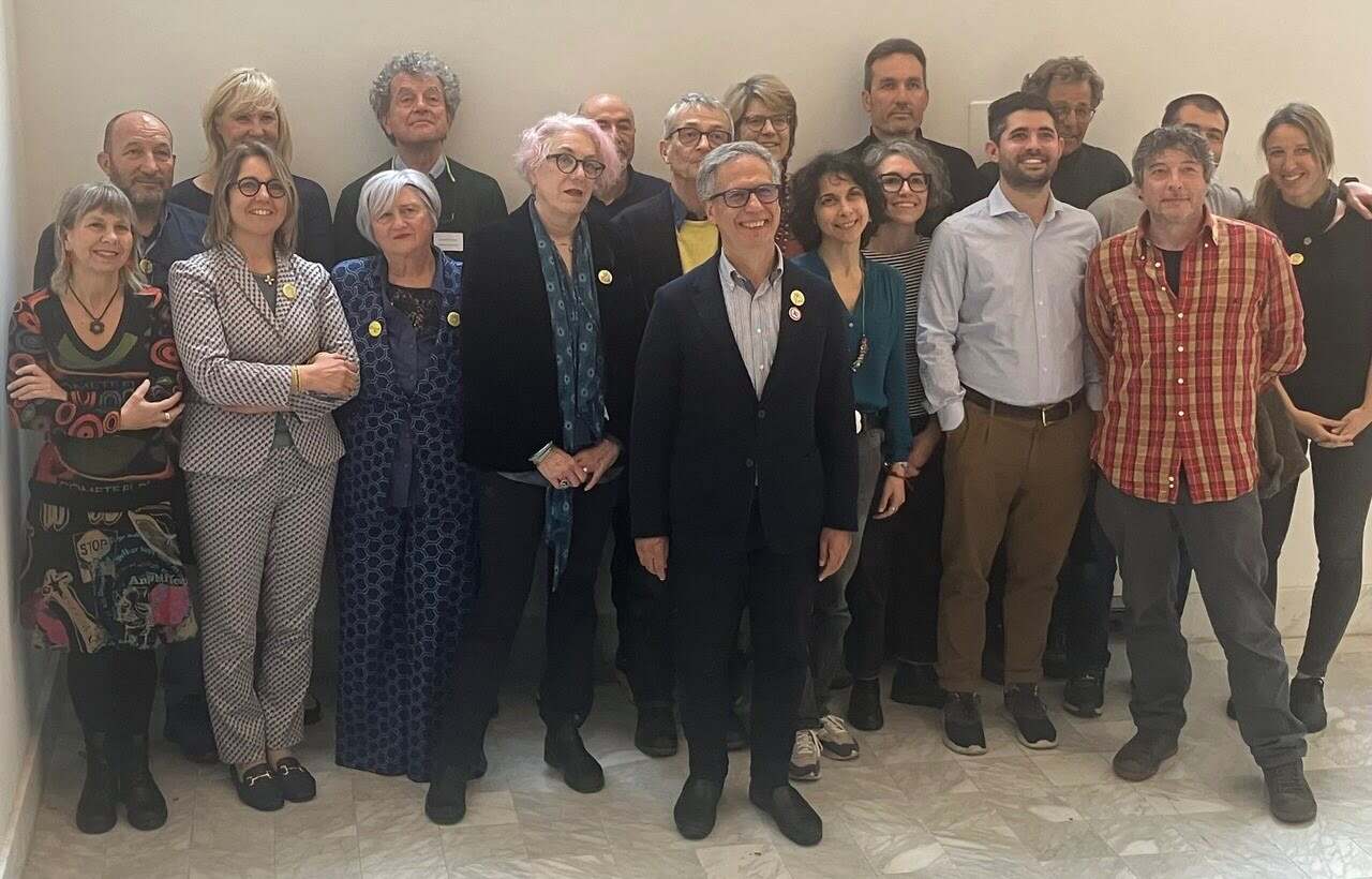 Luigi Menna, elettro presidente FIAB il 13 aprile, al centro della foto un passo avanti al nuovo Consiglio Direttivo della Federazione Italiana Ambiente e Bicicletta