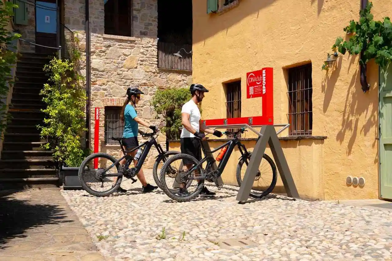 Repower stazione di ricarica ebike DINA 3 prese cargobike sharing Meglio Del Furgone