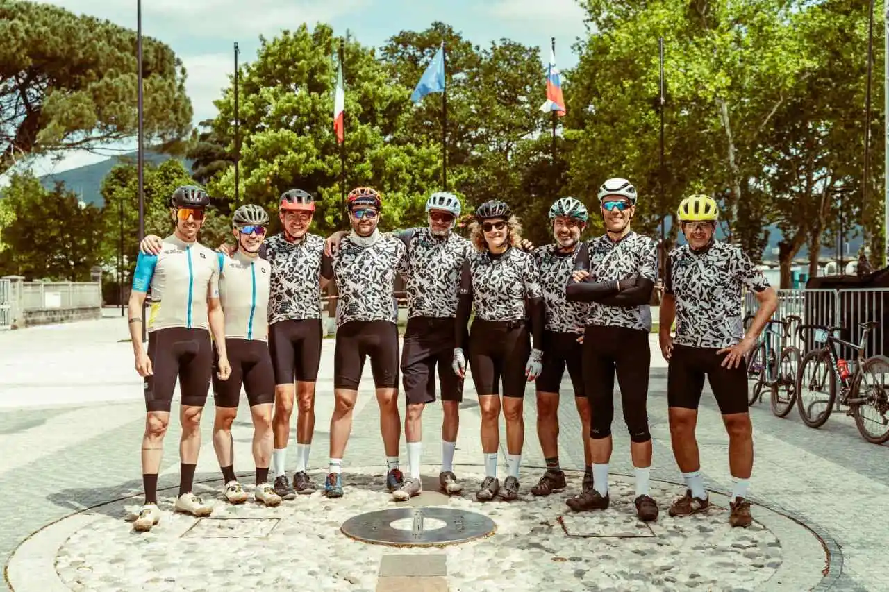 Foto ricordo con i partecipanti alla press ride sulle tracce di FVG Bike Trail 2025