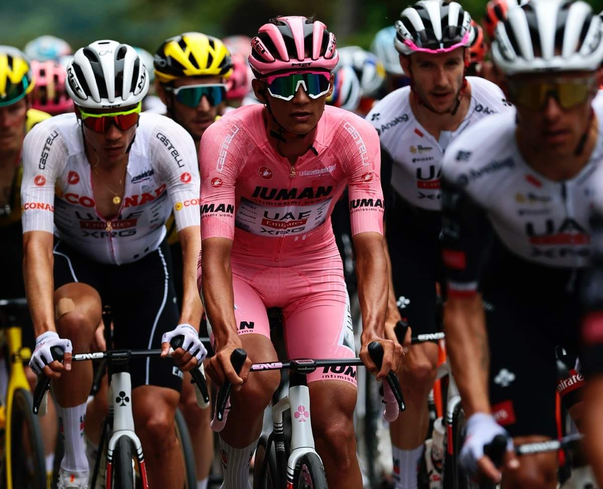 Team UAE e Ayuso in rosa al Giro 2025, crediti UAE