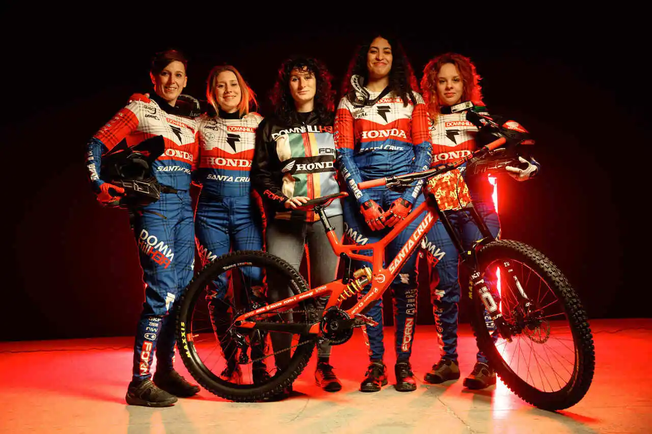 La squadra di downhill tutta femminile DownhillHER - Team Manager Beatrice Greppi (al centro della foto)