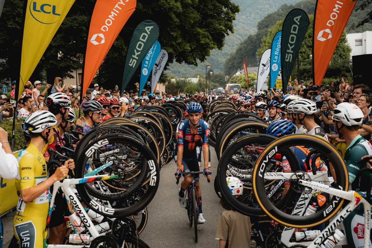 Saluto a Bardet al Delfinato 2025, crediti A.S.O. Tony Esnault