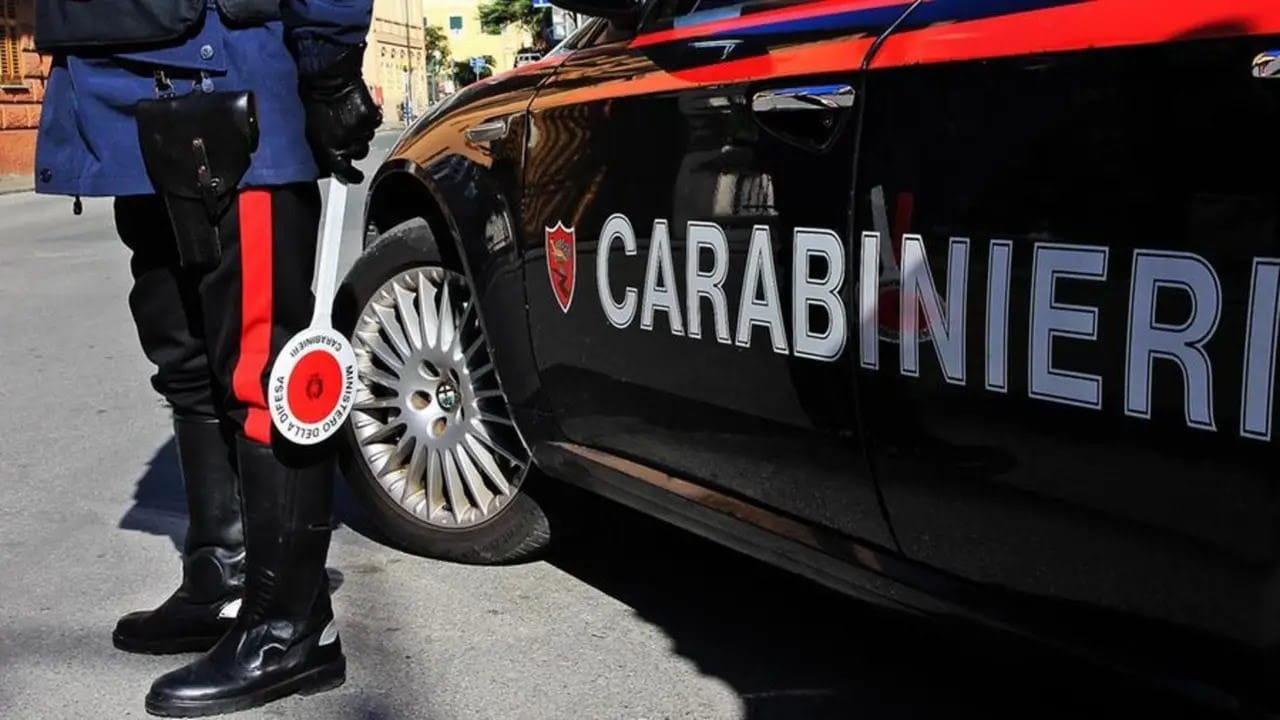 Carabinieri posto di blocco su strada (foto di repertorio)