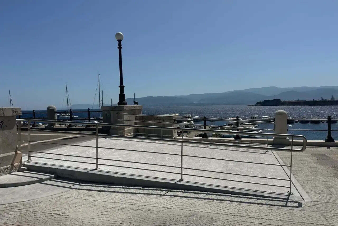 Ciclabile Messina rampe in cemento al posto delle scale