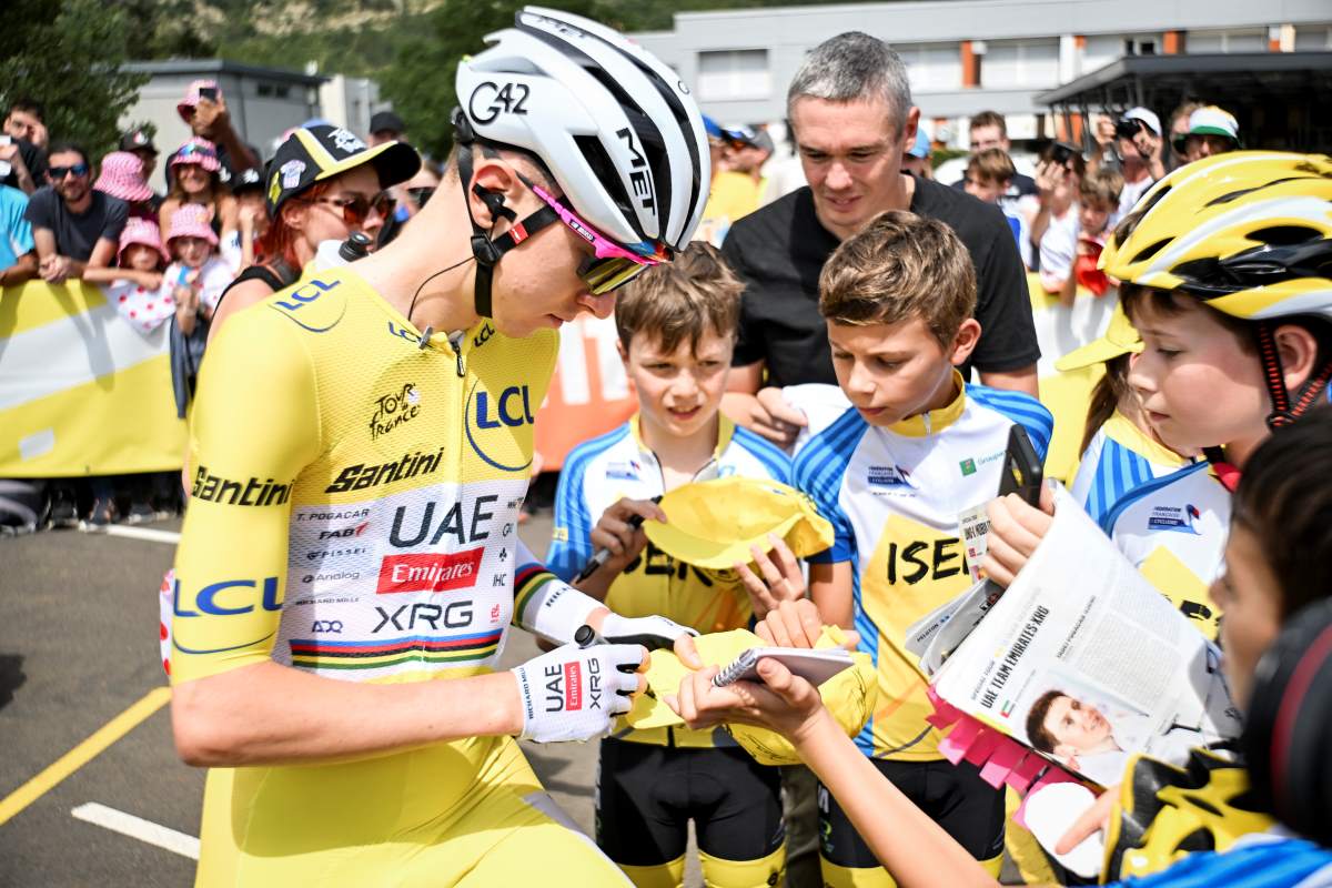 Un giorno alla partenza di una tappa al Tour de France. Tadej Pogačar, crediti A.S.O. Billy Ceusters