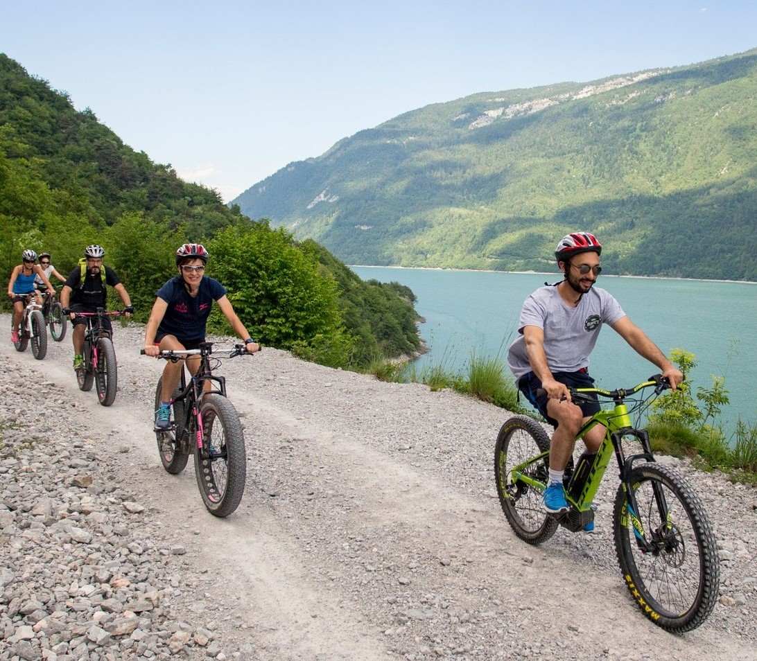Lago di Molveno in bici crediti Visit Molveno