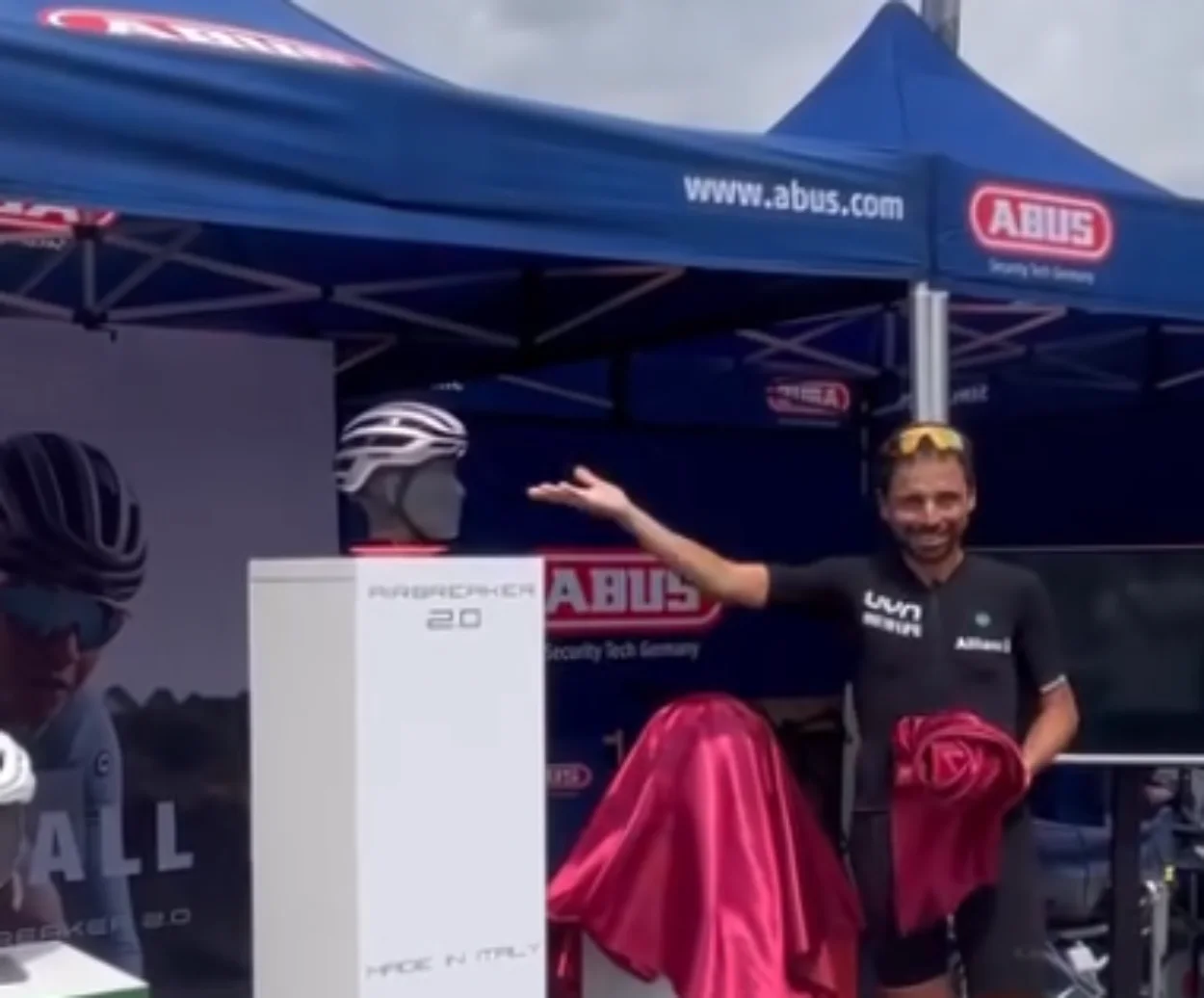 Omar Di Felice presenta il casco Airbraker 2.0 alla Maratona dles Dolomites