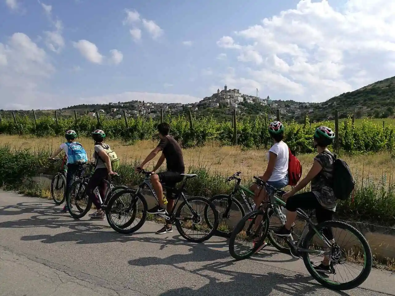 Capestrano, gruppo di cicloturisti in mtb nella Valle del Tirino (foto Cooperativa Il Bosso)