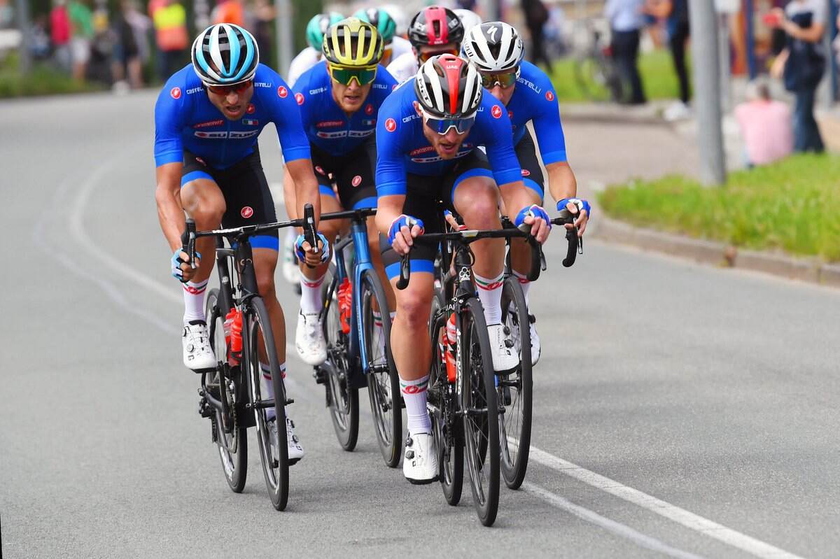 Ciclisti azzurri in allenamento (foto di repertorio)
