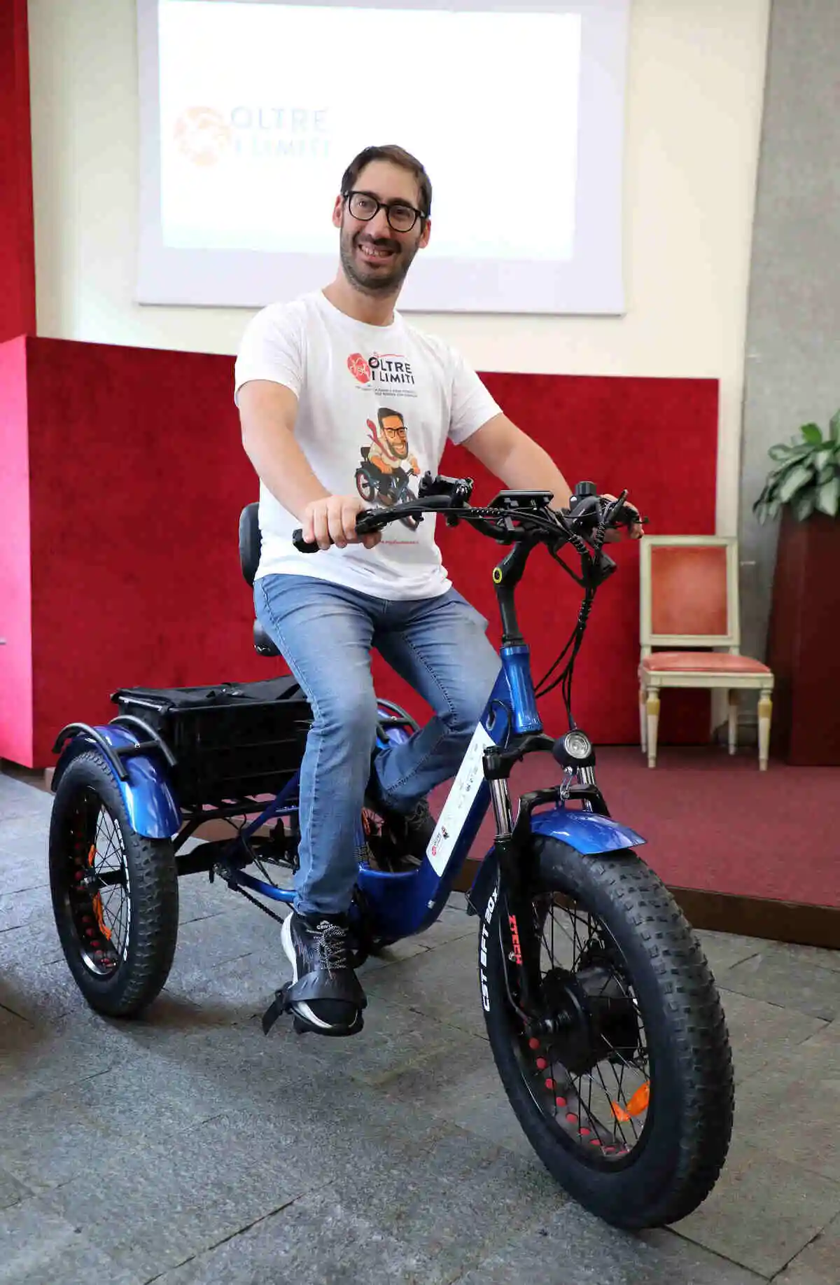 Angelo Catanzaro in sella al triciclo che lo porterà da Torino a Roma: 800 km in sella per abbattere le barriere della disabilità