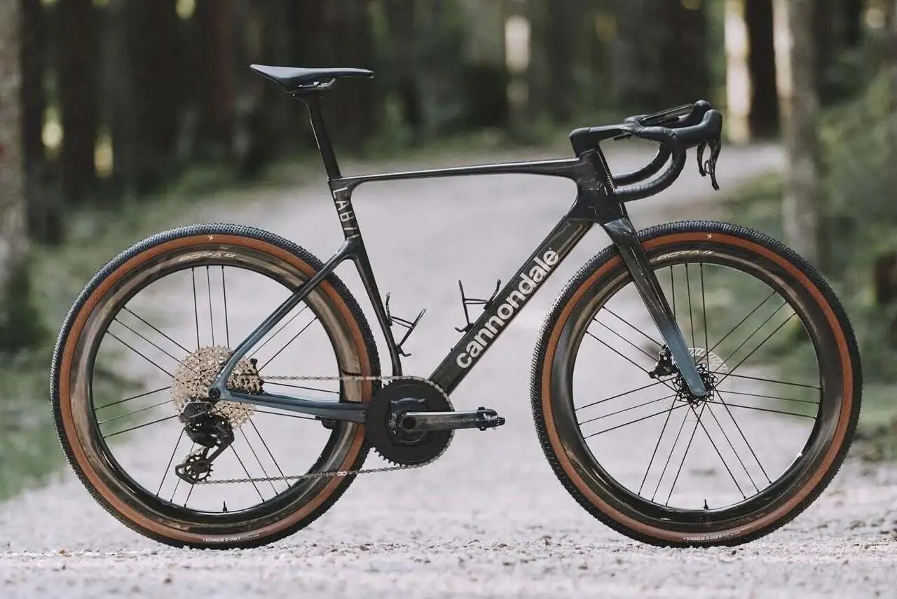 Bici gravel Cannondale montata con il gruppo Campagnolo Super Record X Wireless 13
