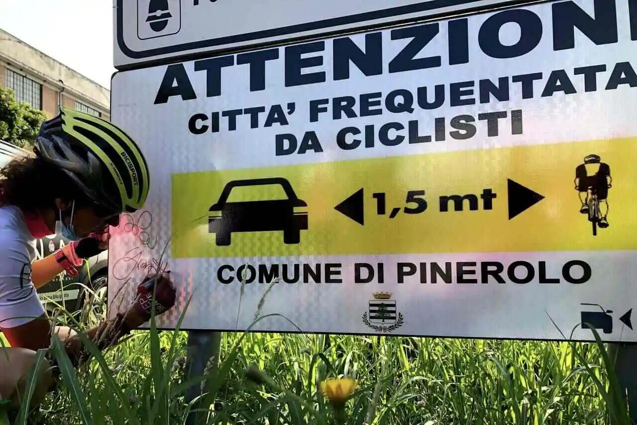 Paola Gianotti cartelli ciclisti distanza 1,5 metri sorpasso sicuro