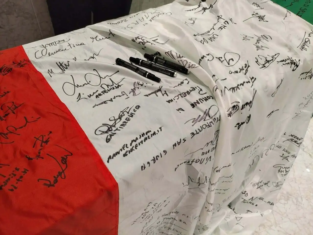 Appennino Bike Tour il Tricolore con le firme dei partecipanti al convegno da consegnare al Presidente Sergio Mattarella