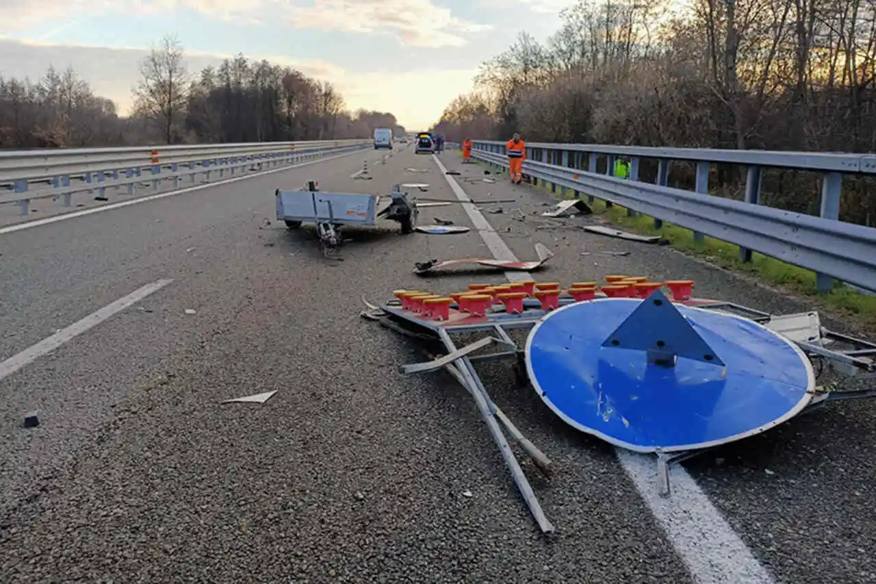 Un cantiere stradale distrutto dall’impatto di un veicolo (Credit Giornale La Voce)