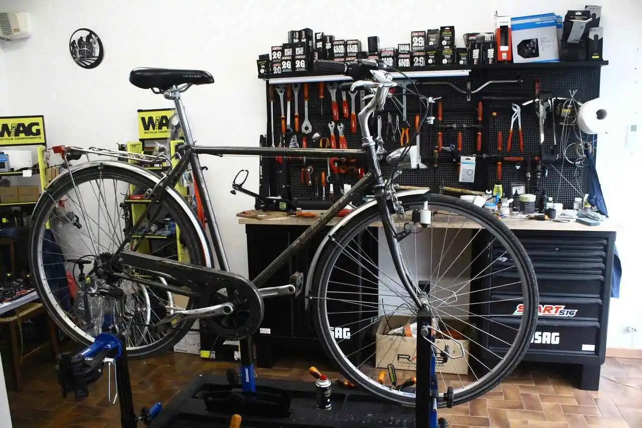 Riparazione bici su cavalletto negozi di bici