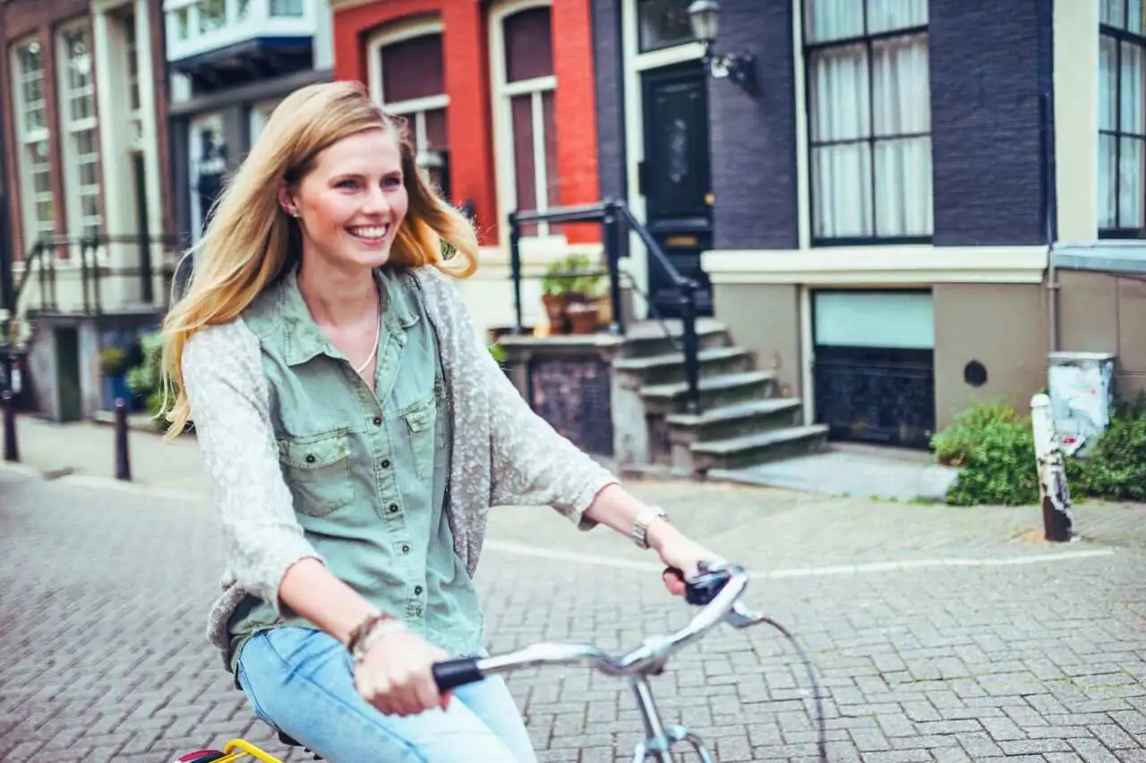 Amsterdam, donna che pedala (foto di repertorio)