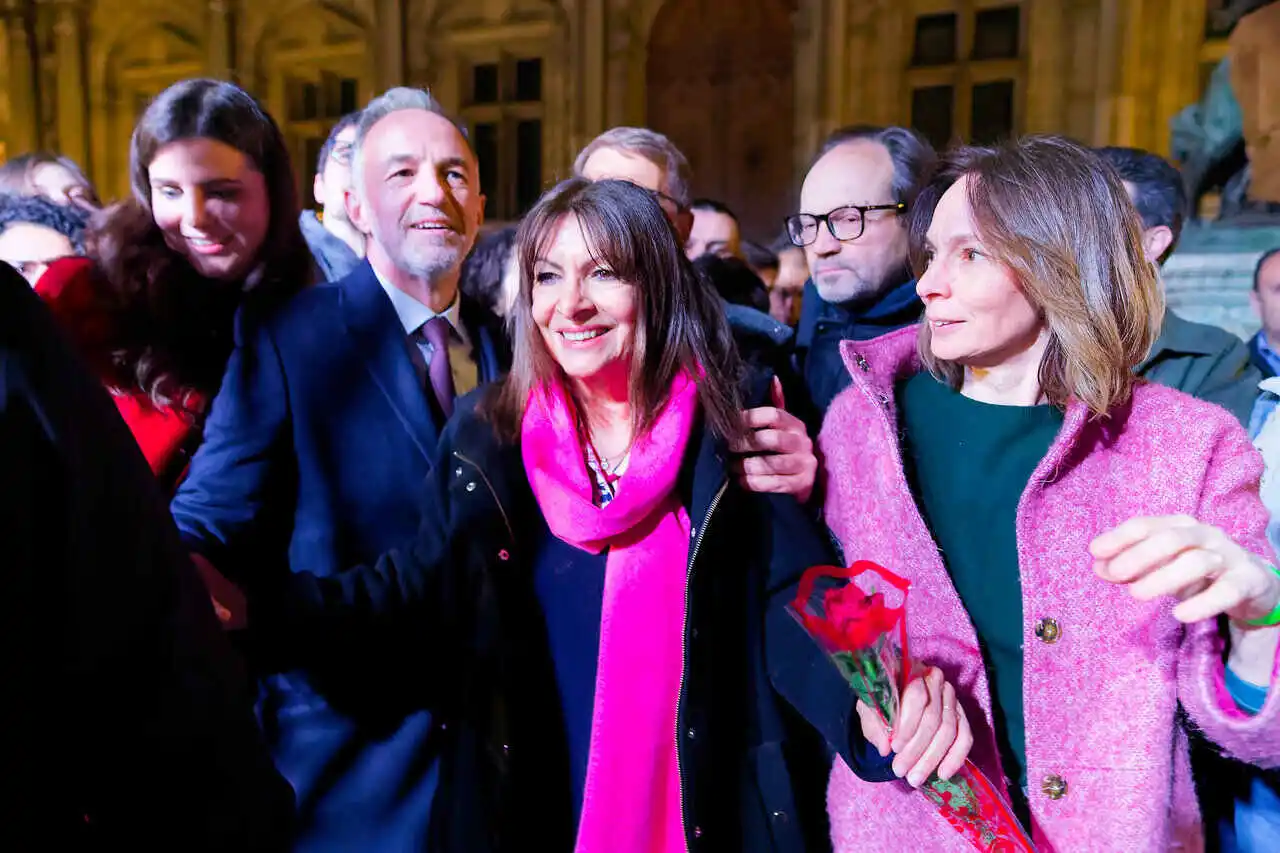 Anne Hidalgo accoglie il neosindaco di Parigi Emmanuel Grégoire per il passaggio di consegne