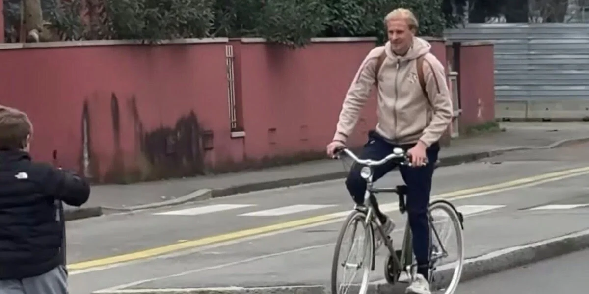 Morten Thorsby calciatore norvegese della Cremonese pedala verso casa dopo la partita contro il Milan