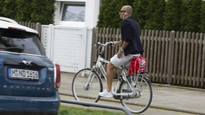 Robben calciatore in bici