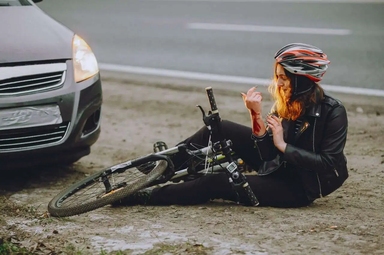 Incidente bici senza casco: come funziona il risarcimento se non ci sono ferite alla testa