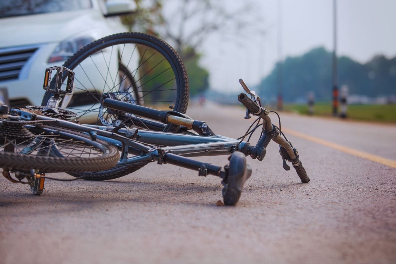 Incidente in bici senza casco: che cosa dice la legge