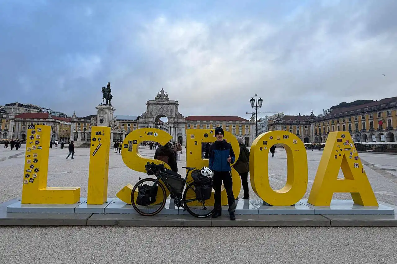 Ludovico Muretti arrivo a Lisbona al termine del viaggio da casa al Portogallo attraversando l'Europa in bicicletta