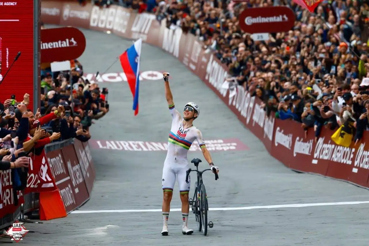 Pogacar esulta in Piazza del Campo a Siena dopo la vittoria alla Strade Bianche 2026