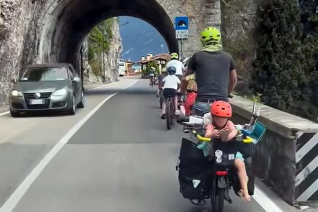Garda cicloturismo: cicloturisti pedalano sulla Gardesana Occidentale, strada aperta al traffico