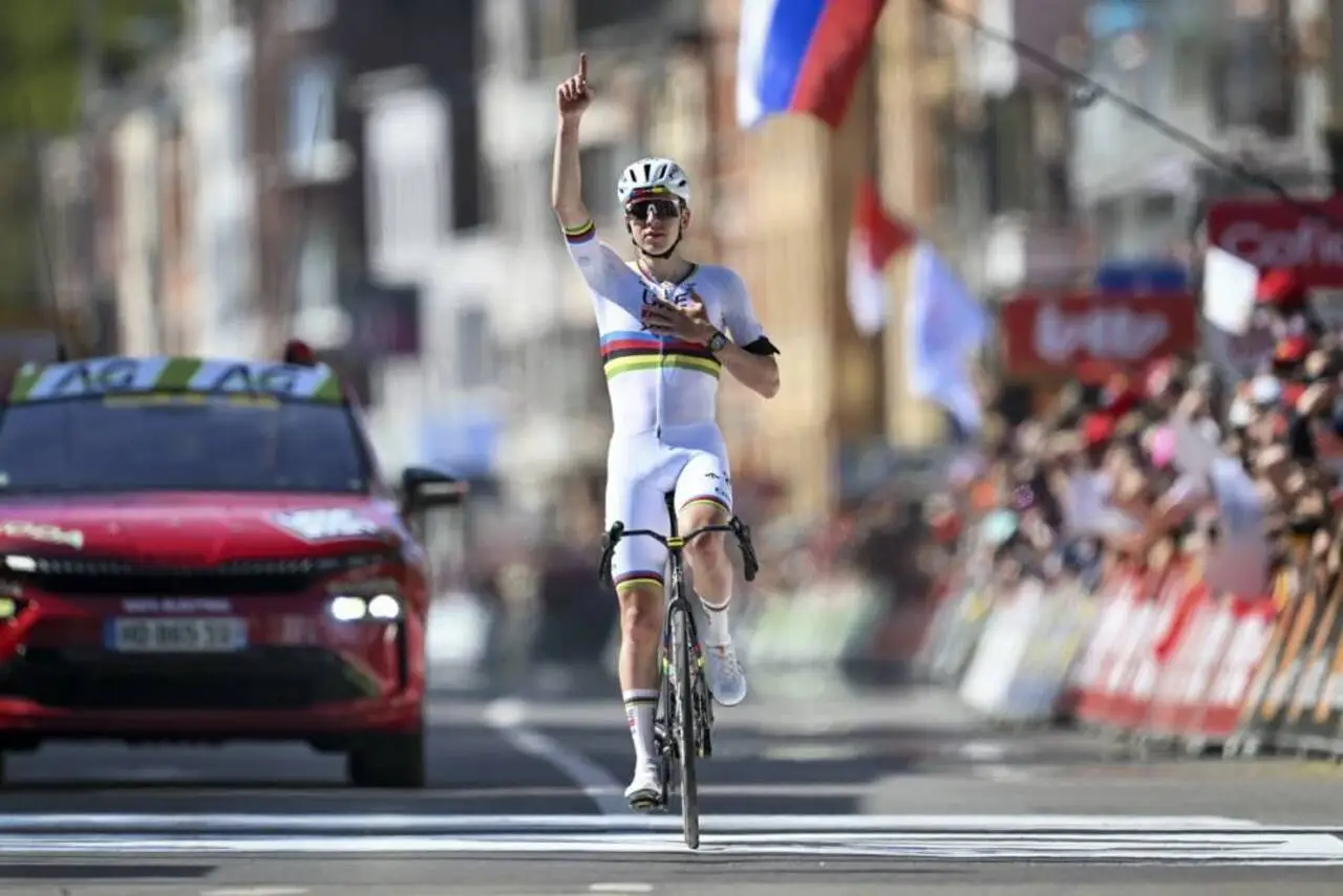 Pogacar taglia il traguardo della Liegi-Bastogne-Liegi 2026