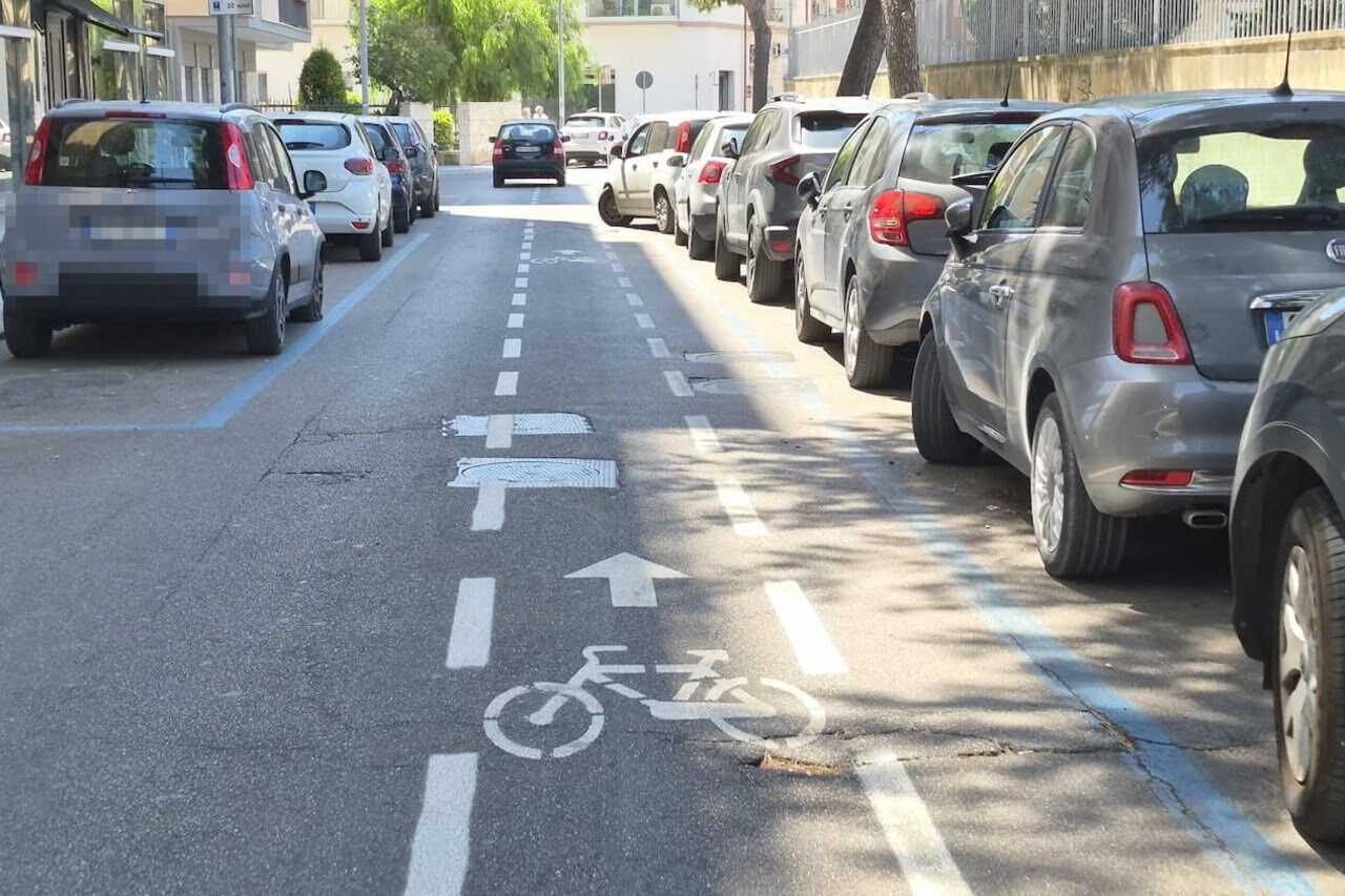 Lecce, la protesta dei ciclisti: “Quelle ciclabili sono fatte male”