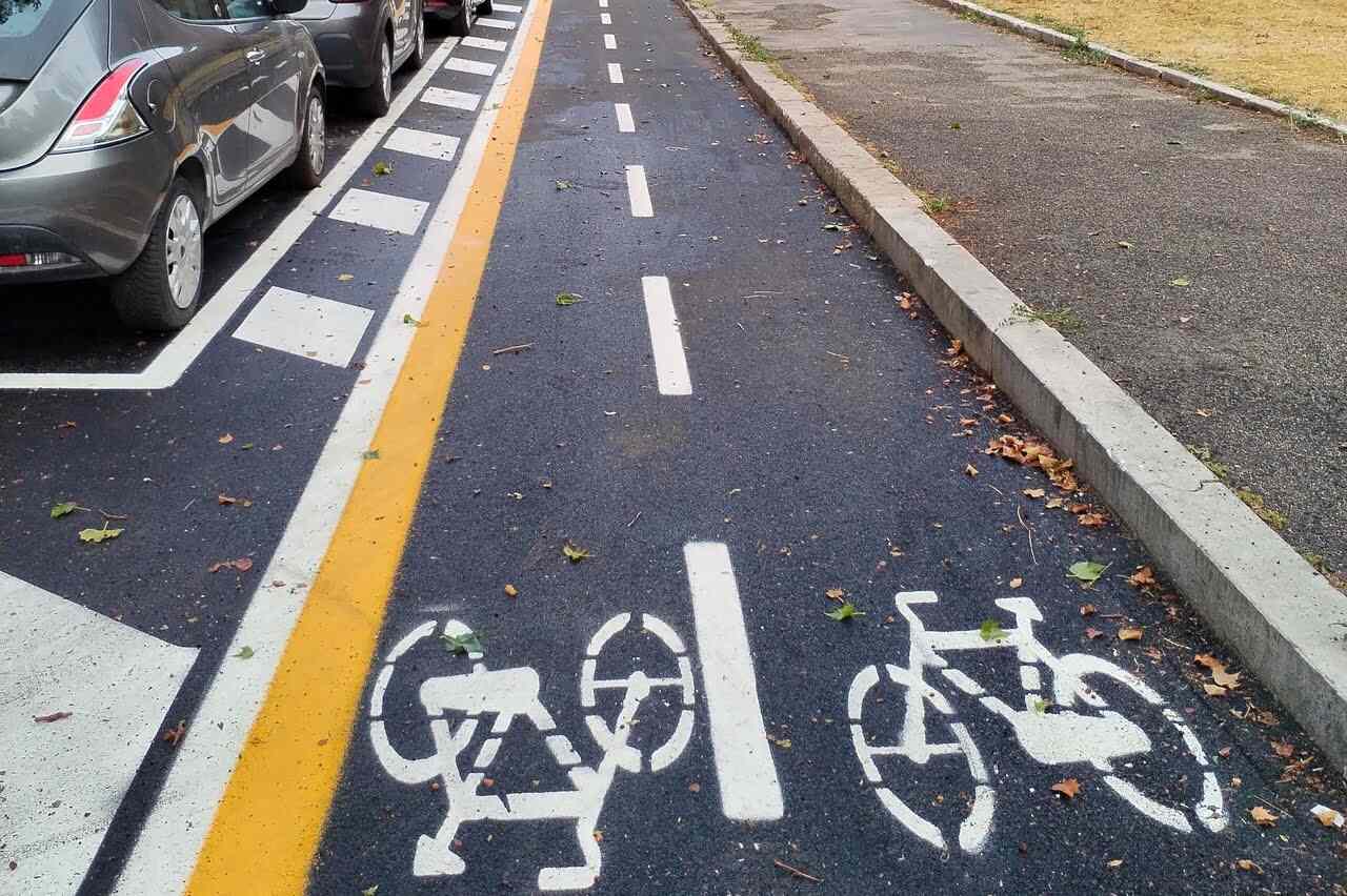 Roma: ciclabili al posto dei parcheggi abusivi